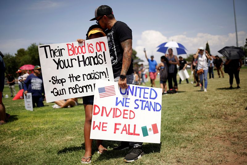 Pancartas contra el racismo y exigiendo más control en la venta de armas protegonizan la protesta en El Paso (Texas) con motivo de la visita de Trump tres días después del tiroteo que atacó sobre todo a la comunidad hispana