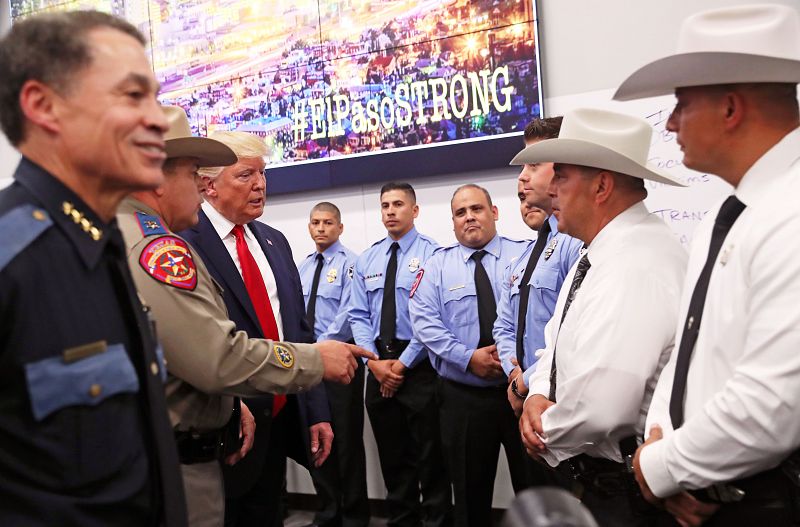 El presidente de EE.UU. Donald Trump, habla con agentes de policía y responsables de los servicios de emergencias en su visita a El Paso tras el tiroteo.