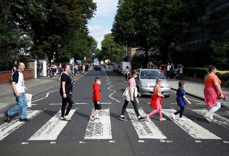 Un grupo de fans recrea la portada de Abbey Road, en el norte de Londres.