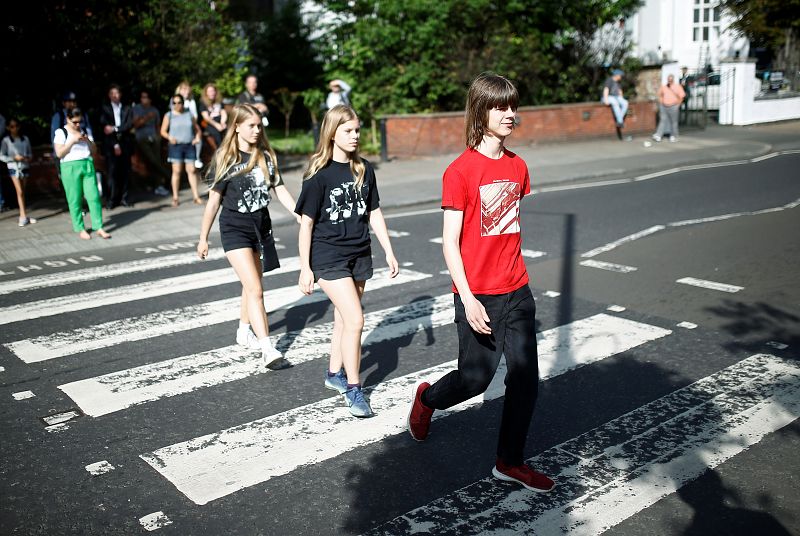 Seguidores de The Beatles recrean la portada de Abbey Road.