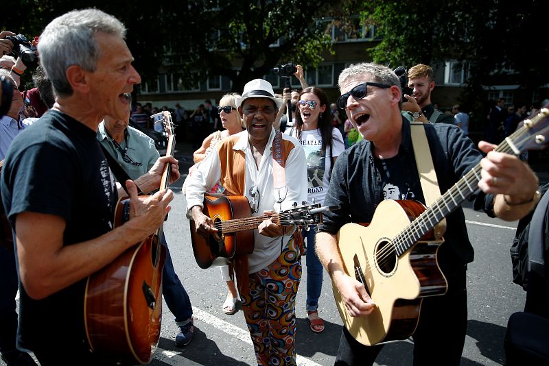 Un grupo de músicos canta canciones de The Beatles para celebrar el medio siglo de 'Abbey Road'.