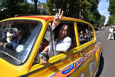 Miembros de la banda tributo 'Fab Gear' llegan a Abbey Road en una réplica del Rolls Royce psicodélico de John Lennon.