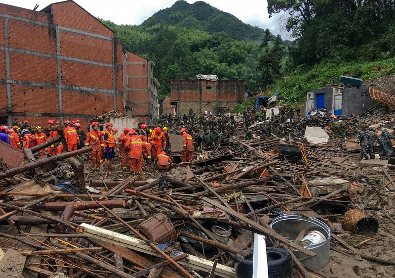 Los equipos de rescate buscan supervivientes entre los escombros de los edificios dañados.