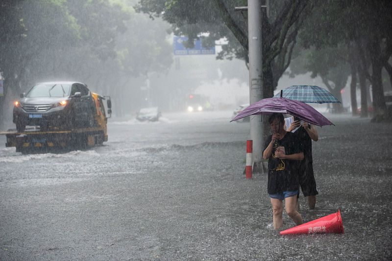 El viento y las fuertes lluvias provocadas por el tifón dificultan las tareas cotidianas de los ciudadanos chinos.