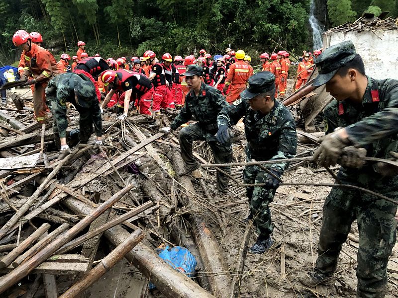 Los equipos de rescate examinan los desperfectos producidos por el tifón Lekima