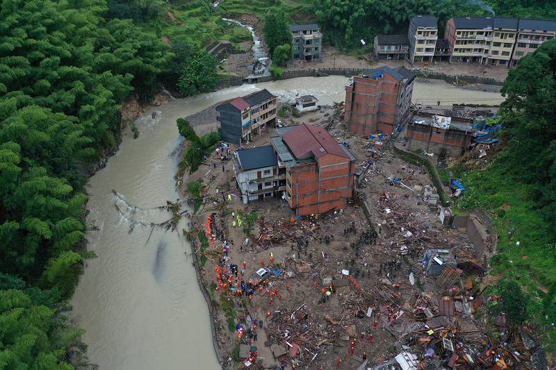 Vista aérea de la población situada a orillas del río Yongja en China