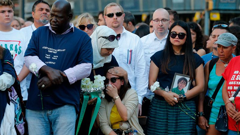 Familiares de las víctimas visiblemente afectadas en el acto en el Memorial de La Rambla