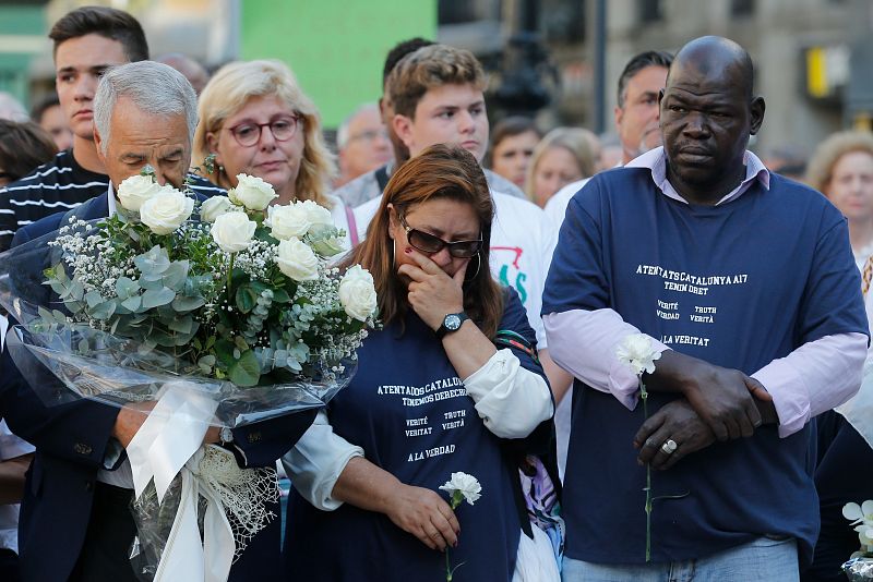 Familiares de las víctimas en el Memorial de La Rambla
