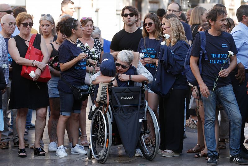 Familiares de las víctimas durante el acto en La Rambla de Barcelona