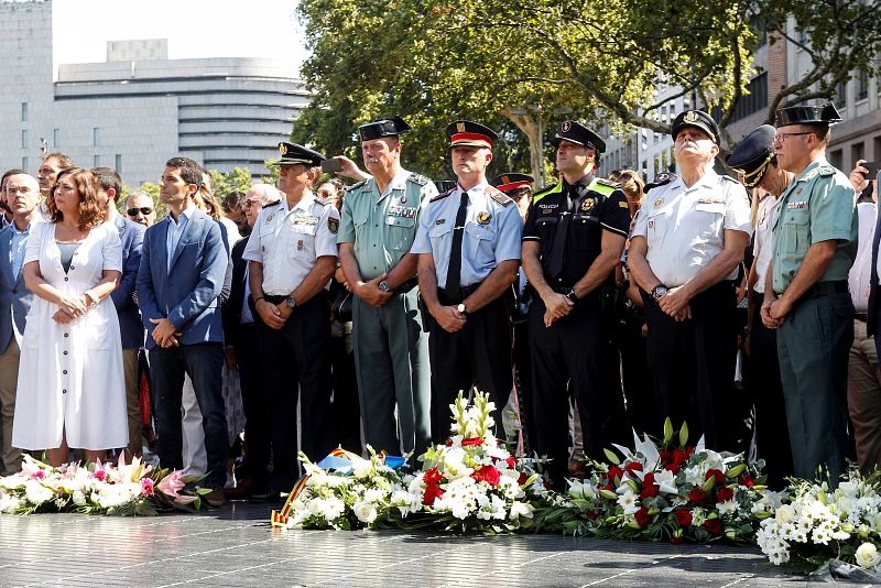Ofrenda floral durante el acto celebrado por la Asociación Catalana de Víctimas de Organizaciones Terroristas (ACVOT)