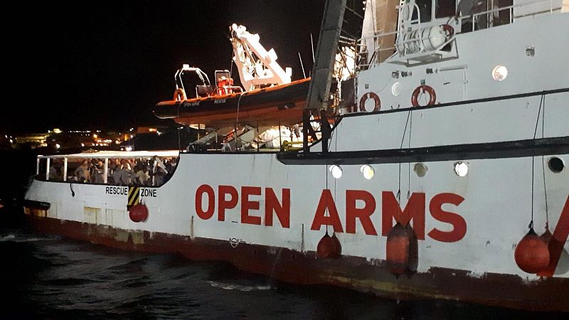 El desembarco de los 83 migrantes del Open Arms al puerto de Lampedusa