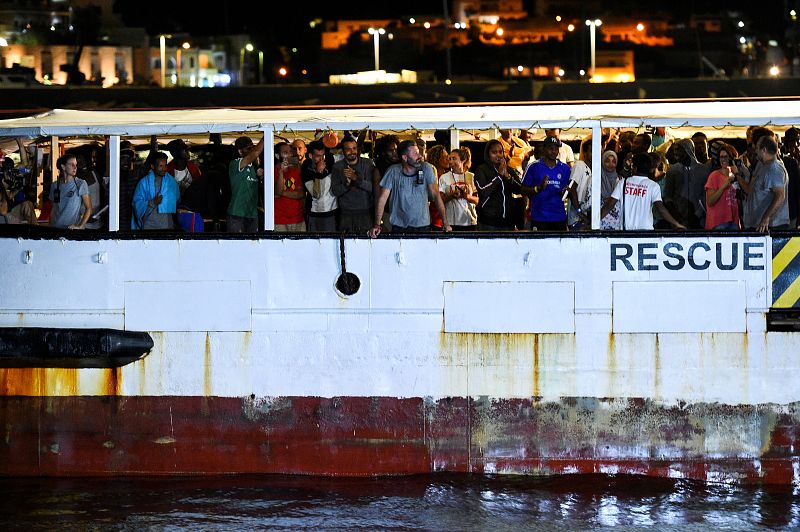 El desembarco de los 83 migrantes del Open Arms al puerto de Lampedusa