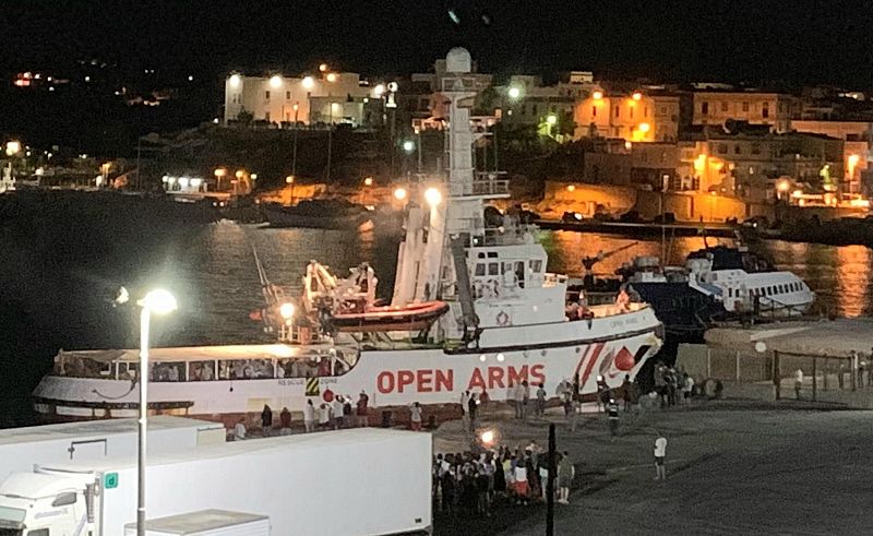 El desembarco de los 83 migrantes del Open Arms al puerto de Lampedusa