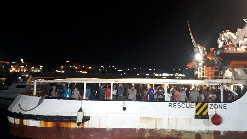 El desembarco de los 83 migrantes del Open Arms al puerto de Lampedusa