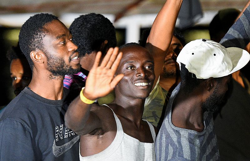 El desembarco de los 83 migrantes del Open Arms al puerto de Lampedusa