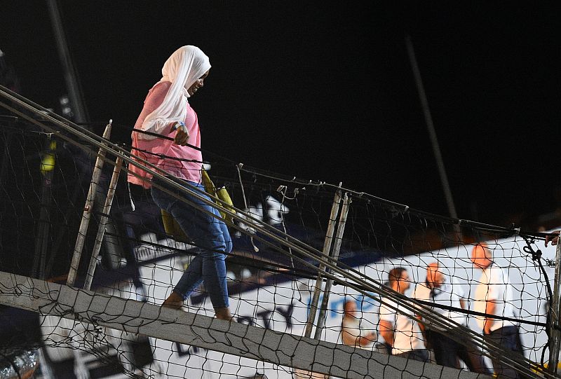 El desembarco de los 83 migrantes del Open Arms al puerto de Lampedusa