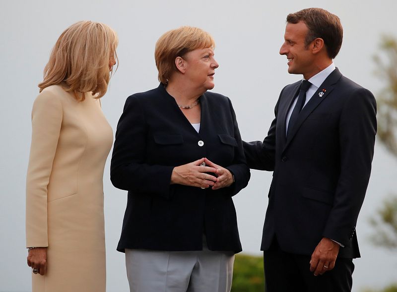 El presidente de Francia, Emmanuel Macron, y su mujer, Brigitte Macron, dan la bienvenida a la canciller alemana, Angela Merkel