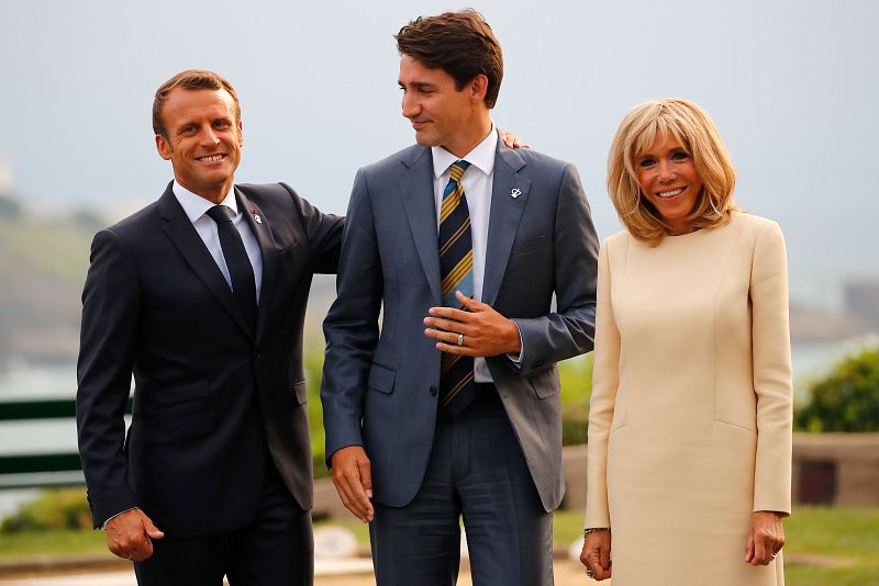 El presidente de Francia, Emmanuel Macron, y su mujer, Brigitte Macron, saludan al primer ministro de Canadá, Justin Trudeau