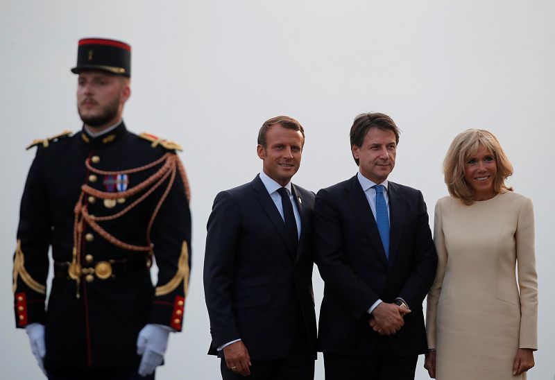 El presidente de Francia, Emmanuel Macron, y su mujer, Brigitte Macron, posan con el primer ministro de Italia en funciones, Giuseppe Conte