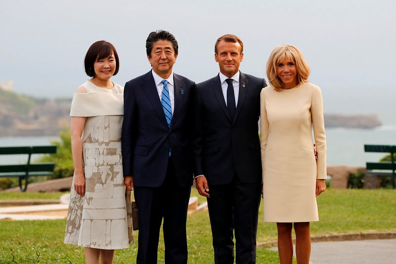 El presidente de Francia, Emmanuel Macron, y su mujer, Brigitte, posan con el primer ministro de Japón, Shinzo Abe, y su mujer, Akie