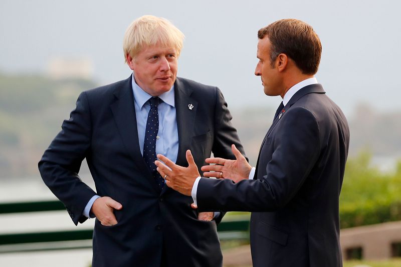 El presidente de Francia, Emmanuel Macron, conversa con el primer ministro británico, Boris Johnson