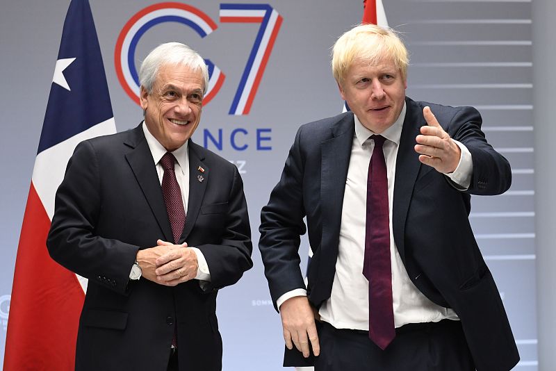 El primer ministro del Reino Unido, Boris Johnson, con el presidente de Chile, Sebastián Piñera