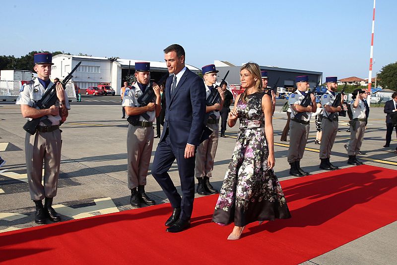 Fotografía facilitada por Moncloa del presidente del Gobierno en funciones, Pedro Sánchez, junto a su esposa Begoña Gómez, a su llegada al aeropuerto de Biarritz-Pays Basque