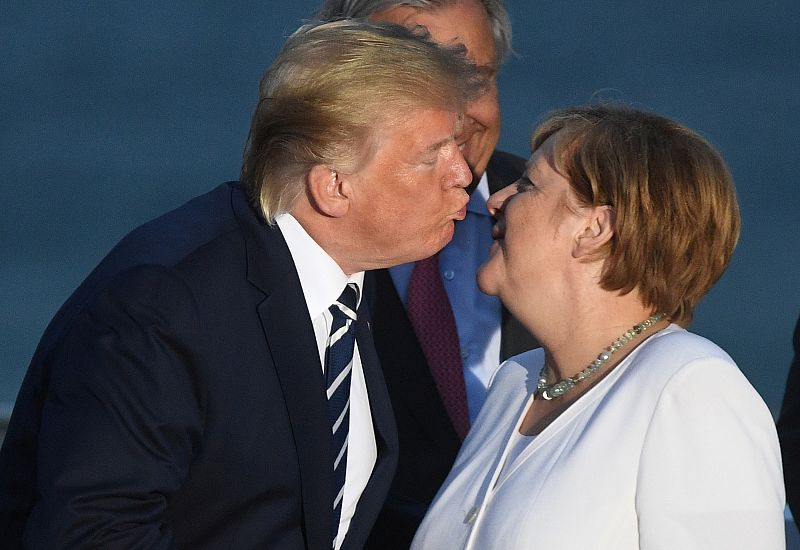 El presidente de EE.UU., Donald Trump, da un beso a la canciller alemana, Angela Merkel