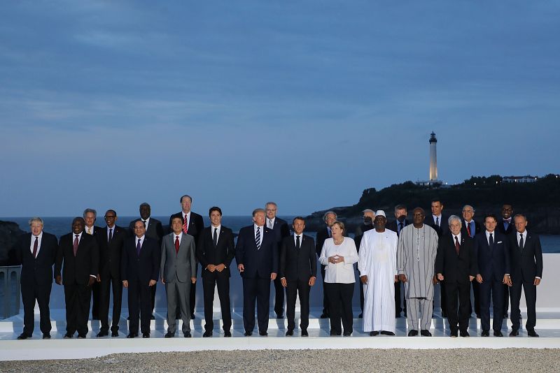 El presidente de Francia, Emmanuel Macron, posa con los líderes del G7 e invitados para la foto de familia de la cumbre de Biarritz
