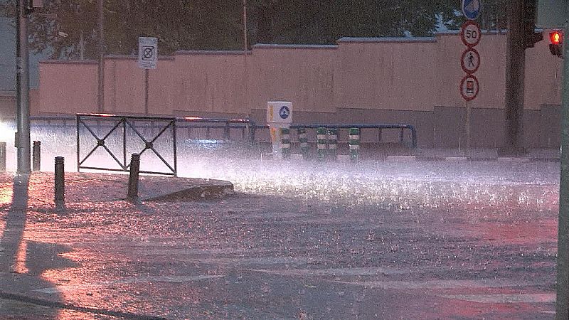 Captura de vídeo de la fuerte tormenta que ha provocado inundaciones en las calles de la capital.