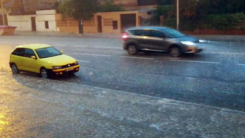 Las intensas lluvias provocan inundaciones y cortes en carreteras de la capital.