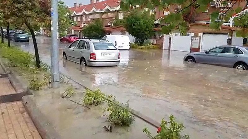 La fuerte tormenta acompañada de granizo que ha caído en Arganda del Rey, que ha provocado inundaciones en calles y carreteras.