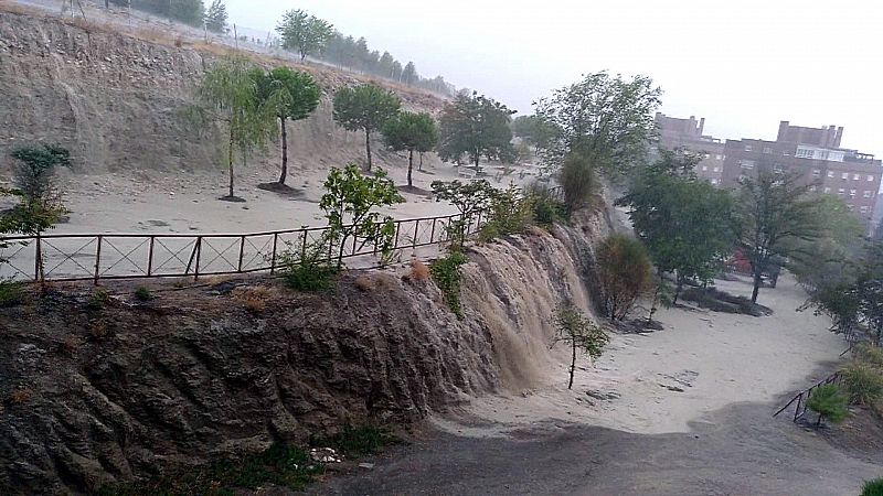 Captura de video de la fuerte tormenta, acompañada de granizo que está cayendo en Rivas Vaciamadrid, provocando inundaciones en las calles.