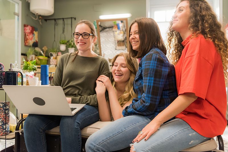 Moments del rodatge de la sèrie Bany compartit