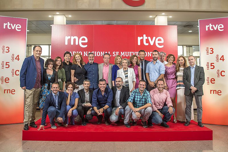 Foto de familia en la presentación de la nueva temporada de Radio Nacional