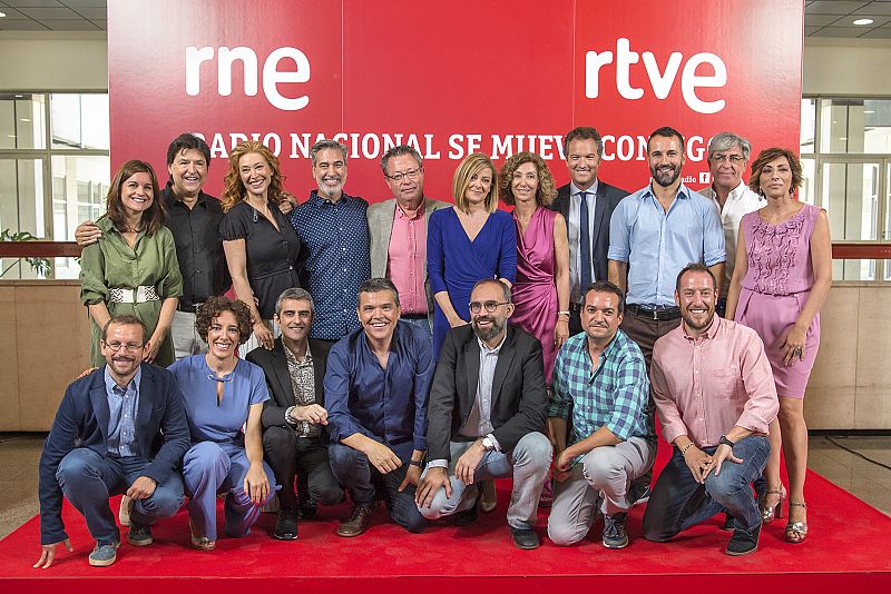 Foto de familia con los presentadores de los programas de RNE