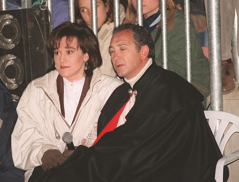 Blanca Fernández Ochoa y Francisco Fernández Ochoa, durante la inauguración de los Campeonatos del Mundo de Esquí de Sierra Nevada de 1996