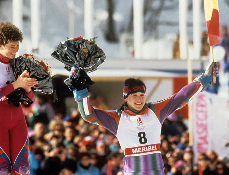 Blanca Fernández Ochoa saluda desde el podio, tras conseguir la medalla de bronce en la prueba de eslalon gigante en los Juegos Olímpicos de Invierno de Albertville en 1992