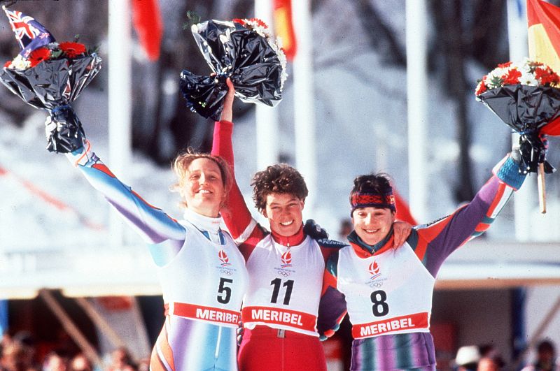 Annelise Coberger (plata), Petra Kronberger (oro) y Blanca Fernández Ochoa (bronce), en el podium tras la prueba de eslalon especial en los JJ.OO. de Albertville