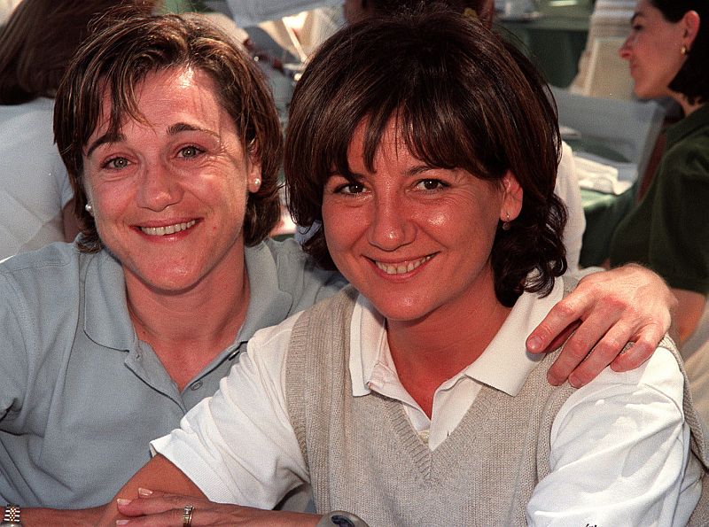 Blanca Fernández Ochoa posa junto a la periodista Olga Viza en el año 2000 durante un torneo de golf