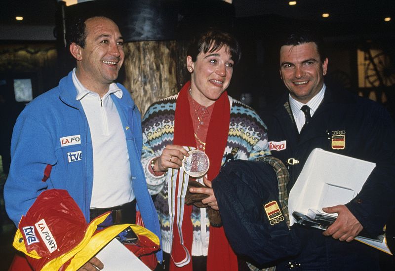 Blanca Fernández Ochoa, el mismo día que logró el bronce en Albertville. Posa junto a su hermano Francisco y su marido y entrenador Daniele Fioretto.