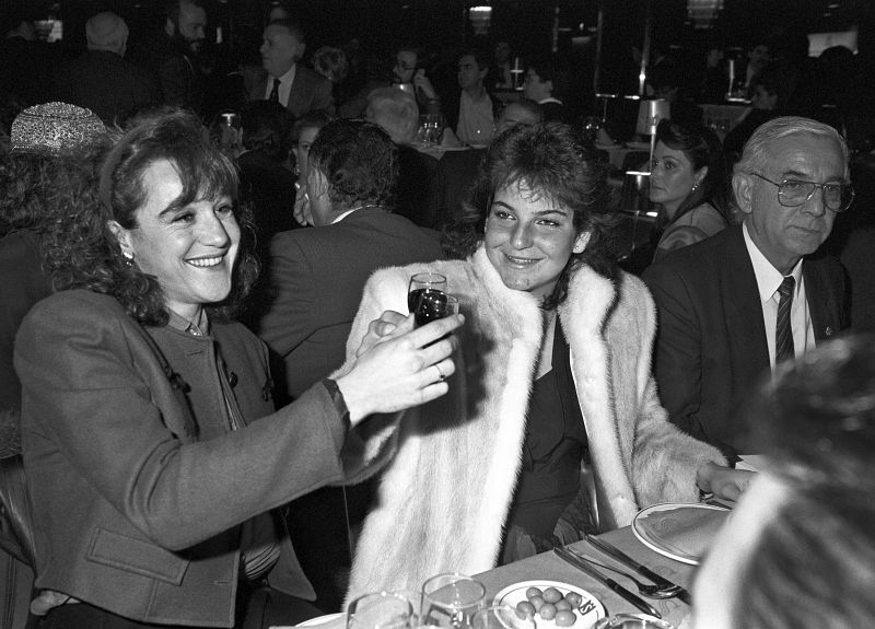 La esquiadora Blanca Fernández Ochoa y la tenista Arantxa Sánchez Vicario, durante la fiesta de entrega de los Premios de la Gala del Deporte de 1989