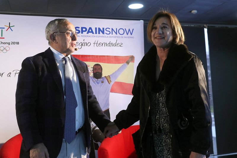 Blanca Fernández Ochoa y el presidente del COE, Alejandro Blanco, durante el acto de reconocimiento a los medallistas en los Juegos Olímpicos de invierno en PyeongChang en 2018