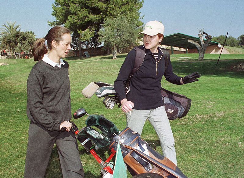 Blanca Fernandez Ochoa y Blanca Suelves, durante un torneo de golf en Tarragona en 2002