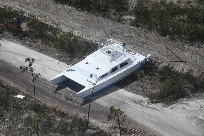 Embarcación que ha sido sacada del agua y lanzada tierra adentro por la fuerza del huracán.