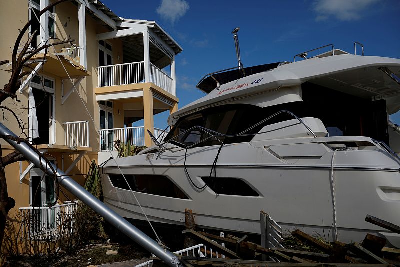 Una embarcación de recreo, destruida por la fuerza devastadora del huracán Dorian, en Marsh Harbour.