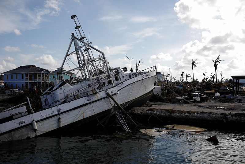 Un barco destruido en Marsh Harbour, después de que el huracán Dorian golpease las Islas Abaco de Bahamas.