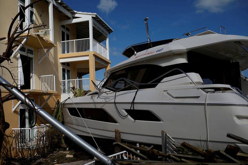 Una embarcación de recreo, destruida por la fuerza devastadora del huracán Dorian, en Marsh Harbour.