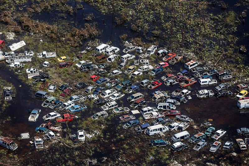 Decenas de coches, arrastrados por el agua generada por el huracán Dorian en Freeport, Gran Bahama.