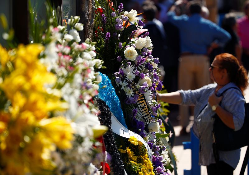 Coronas de flores, en recuerdo de Blanca Fernández Ochoa